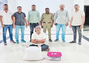 ધોળકાના ચલોડા ગામે ૫.૩૨૦ કિલો પોશડોડા સાથે આધેડ પકડાયો | Middle aged man caught with 5 320 kg of pos…