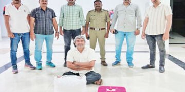 ધોળકાના ચલોડા ગામે ૫.૩૨૦ કિલો પોશડોડા સાથે આધેડ પકડાયો | Middle aged man caught with 5 320 kg of pos…