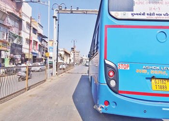 નડિયાદ રેલવે સ્ટેશન બહાર સિટી બસોના આડેધડ પાર્કિંગ ટ્રાફિકજામની સમસ્યા | Traffic jam problem due to …