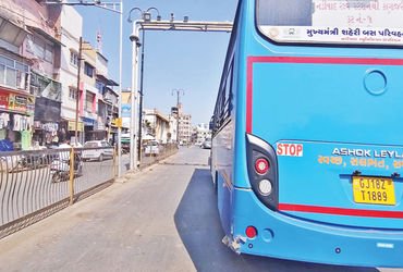 નડિયાદ રેલવે સ્ટેશન બહાર સિટી બસોના આડેધડ પાર્કિંગ ટ્રાફિકજામની સમસ્યા | Traffic jam problem due to …