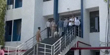 અમરેલી કોર્ટને બોમ્બથી ઉડાવી દેવાની ધમકી, 14 RDX બોમ્બના ઉલ્લેખ સાથે ઈ-મેઈલ આવતા તંત્રમાં દોડધામ | a…