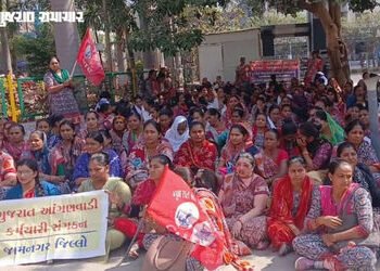 જામનગરમાં આંગણવાડીની બહેનો દ્વારા પગાર વધારા સહિતની 14 માંગણીઓ લાંબા સમયથી પડતર હોવાથી ઉગ્ર વિરોધ પ્…