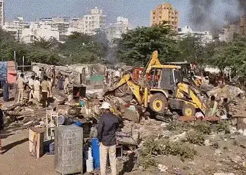 રાજકોટના લક્ષ્મીનગરમાં મેગા ડિમોલિશન, 350થી વધુ ગેરકાયદે ઝૂંપડા તોડી પડાયા | rajkot laxminagar under…