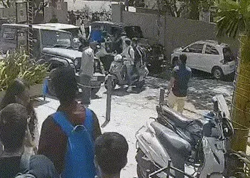 અમદાવાદમાં બુટલગેરનો પૌત્ર ફરી વિવાદમાં: ખાનગી કોલેજ બહાર રિવોલ્વર બતાવીને વિદ્યાર્થીઓને ધમકાવ્યા, ક…