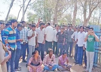 આંત્રોલીમાં મારામારીના આરોપીઓને પોલીસ પંચનામા માટે લાવતા હોબાળો | Uproar as police bring accused of …