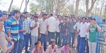 આંત્રોલીમાં મારામારીના આરોપીઓને પોલીસ પંચનામા માટે લાવતા હોબાળો | Uproar as police bring accused of …