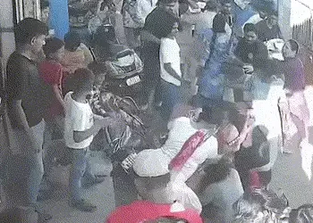 અમદાવાદના દાણીલીમડામાં ‘બાપ’ કહેવા બાબતે બે પરિવારો વચ્ચે લોહિયાળ જંગ, મહિલા અને સગીર પર હુમલો | fig…