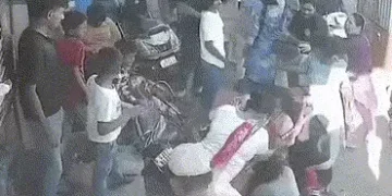 અમદાવાદના દાણીલીમડામાં ‘બાપ’ કહેવા બાબતે બે પરિવારો વચ્ચે લોહિયાળ જંગ, મહિલા અને સગીર પર હુમલો | fig…