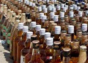 ટ્રકમાંથી રૂ. 10.17 લાખના વિદેશી દારૂ સાથે શખ્સ ઝડપાયો, એક ફરાર | Man caught with foreign liquor wor…