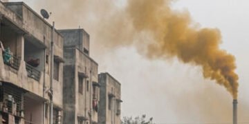 શહેરના ઉત્તર વિસ્તારમાં કેમિકલની તીવ્ર દુર્ગંધથી નાગિરકો પરેશાન | Citizens troubled by strong chemic…