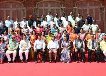 મ્યુનિ. કોર્પોરેશન બોર્ડનો અંતિમ દિવસ પણ વિવાદમાં, ગ્રુપ ફોટો સેશનમાં આંતરિક ડખો | The last day of t…