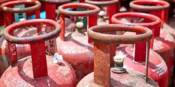 LPGની અછતની અફવા : કાળાબજારમાં ગેસ સિલિન્ડરનો ભાવ 1500 રૂપિયા | Rumors of LPG shortage: Gas cylinder…