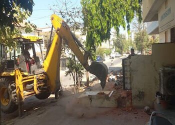 વડોદરાના વાસણા ભાયલી રોડ પર દબાણ શાખા ત્રાટકી : કમ્પાઉન્ડ વોલ સહિત 10 ઓટલાનો સફાયો | estate branch h…