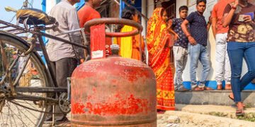 VIDEO | સુરત અને વડોદરામાં કોમર્શિયલ ગેસ સિલિન્ડરની અછત! હોટલ, રેસ્ટોરન્ટ સહિતના ધંધાર્થીઓ ચિંતામાં …