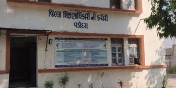 ડીઈઓ કચેરીએ સ્કૂલોને કરેલા પેપરલેસ વહીવટનો પરિપત્ર હજી પણ પેપર પર | circular of paperless administra…