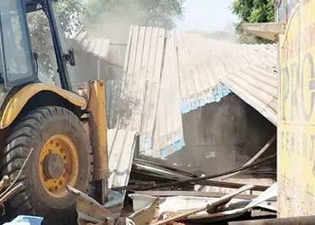 છત્તીસગઢમાં અફીણની ખેતી કરનારા ભાજપ નેતાના ભાઈની દુકાન પર બુલડોઝર એક્શન | Bulldozer action at shop o…