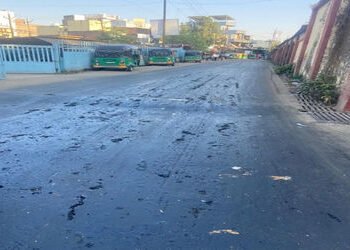 વડોદરામાં ઉનાળાની શરૂઆતમાં જ રોડના ડામર પીગળ્યા : વોર્ડ નં.1માં બનેલા નવા રોડમાં ગેરરીતિનો આક્ષેપ, ક…