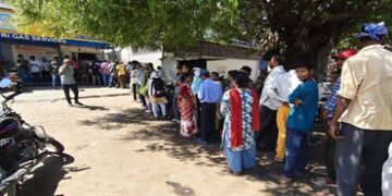 યુદ્ધની ઇફેક્ટ : ગેસ સિલિન્ડરની ડિલિવરી નીતિમાં થયેલા ફેરફારથી ગ્રાહકોની ગેસ એજન્સી ઓફિસે લાંબી કતાર…