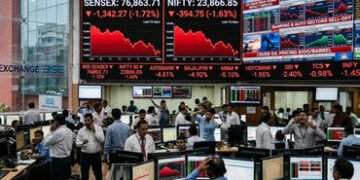 એક ઝટકામાં રોકાણકારોના 5 લાખ કરોડ ડૂબ્યા… આજે શેરબજારમાં ભૂકંપ, 1300 પોઇન્ટ તૂટ્યો સેન્સેક્સ | Mar…