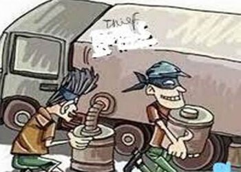 ભાદ્રોડ નજીક 2500 લીટર પેટ્રોલિયમ પ્રવાહીના જથ્થા સાથે શખ્સ ઝડપાયો | Man arrested with 2500 liters o…