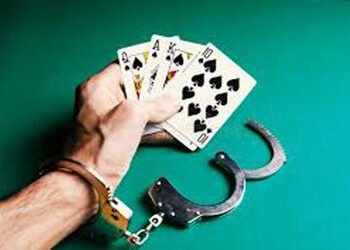 વલાણામાં ખેતરના શેઢે જુગાર રમતા 4 શખ્સ ઝડપાયા | Four people caught gambling on a farm in Valana