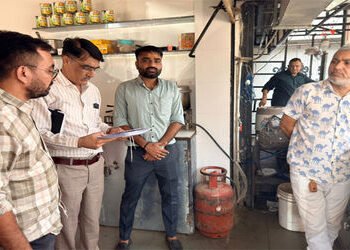 કોમર્શીયલ ગેસની અછત વચ્ચે તંત્રનું ચેકીંગ, ફાસ્ટફૂડ પાર્લરમાં ઘરેલું ગેસ સિલિન્ડર જપ્ત | Amidst comm…