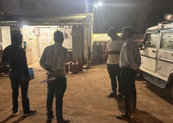 LPGની અછત વચ્ચે પંચમહાલના ગોધરામાં દરોડા, બેહિસાબી કોમર્શિયલ સિલિન્ડરનો જથ્થો ઝડપાયો | Supply Dept R…