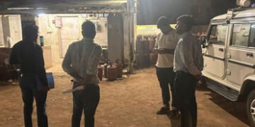 LPGની અછત વચ્ચે પંચમહાલના ગોધરામાં દરોડા, બેહિસાબી કોમર્શિયલ સિલિન્ડરનો જથ્થો ઝડપાયો | Supply Dept R…