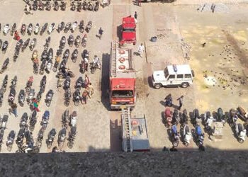 અમદાવાદમાં મેટ્રોપોલિટન કોર્ટને બોમ્બથી ઉડાવી દેવાની ધમકી, આખું બિલ્ડિંગ ખાલી કરાવી તપાસ શરૂ | Bomb …