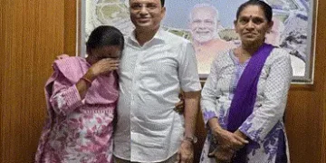 સુરત પાલિકાની ટર્મના છેલ્લા દિવસે શુભેચ્છકોનો મેળાવડો જામતા કચેરી હાઉસ ફુલ : મહિલા કોર્પોરેટરોની આંખ…