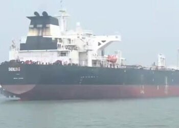 હોર્મુઝની ખાડીમાં ઈરાનથી બચીને નીકળેલું જહાજ મુંબઈ પહોંચ્યું, LPG સંકટ વચ્ચે મળશે રાહત | india s ene…