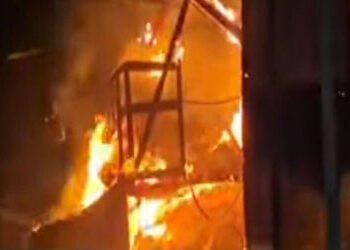 વિરમગામના ગોલવાડી દરવાજા પાસે મોડી રાત્રે કેબિનમાં આગ લાગી | A fire broke out in a cabin near Golwad…