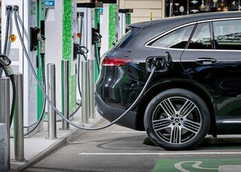 મોંઘા પેટ્રોલ-ડીઝલને કારણે ગુજરાતીઓનો સ્માર્ટ નિર્ણય, ડિલિવરી બોય અને યુવાનોમાં ઈ-વ્હિકલનો ક્રેઝ વધ્…