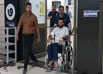 સાબરકાંઠા: શામળાજી નજીક પોલીસ જાપ્તામાંથી ફરાર થતા આરોપી પર ફાયરિંગ, હાથમાં ગોળી વાગી | Accused Shot…