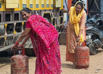 LPG સંકટ વચ્ચે કેન્દ્રની પ્રેસ કોન્ફરન્સ: ઓઇલ-ગેસનો પૂરતો સ્ટોક, કાળા બજારિયા સામે થશે કડક કાર્યવાહી…
