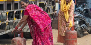 LPG સંકટ વચ્ચે કેન્દ્રની પ્રેસ કોન્ફરન્સ: ઓઇલ-ગેસનો પૂરતો સ્ટોક, કાળા બજારિયા સામે થશે કડક કાર્યવાહી…