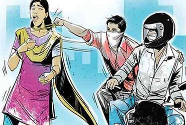 ગાડીમાં બેઠેલા મહિલાના ગળામાંથી સોનાના ચેઈનની ચોરી શખ્સો ફરાર | Men who stole a gold chain from a wo…