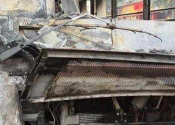 સદનસીબે મોટી દુર્ઘટના ટળી, AMTS ની પેસેન્જર લેવા ઉભેલી બસમાં શોટ સરકીટથી આગ લાગી | Fortunately a maj…