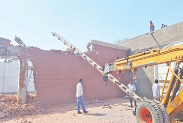 જે.કે. લોટસ પાર્ટી પ્લોટનું અનઅધિકૃત બાંધકામ તોડી પડાયું અને પ્રતિભા એકેડેમી સીલ કરાઈ | Unauthorized…