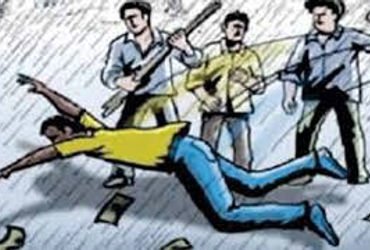 તું મારી બહેનને કેમ મેસેજ કરે છે કહીને લાકડીનાફટકા મારતા બેન્ક મેનેજરને પગે ફ્રેકચર | Ewe chon nemen…