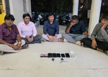 જગતપુર સેવી સ્ટુડિયો એપાર્ટમેન્ટમાં ચાલતા જુગારના અડ્ડા પર દરોડો | PCB Raided on gambling den at jag…