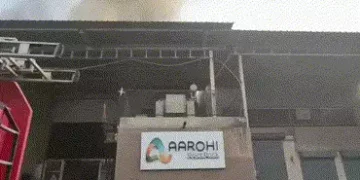 અમદાવાદ: મોરૈયા GIDCની કંપનીમાં લાગી ભીષણ આગ, ફાયરની 8 ગાડી ઘટનાસ્થળે | Massive Fire Breaks Out at P…