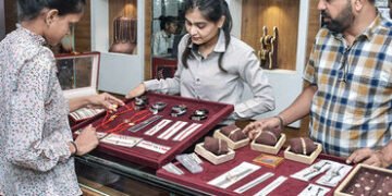 સોના-ચાંદીના ભાવમાં ફરી ઘટાડો! યુદ્ધ વચ્ચે કેમ વધી નથી રહી કિંમતો? જાણો ગણિત | gold silver prices di…