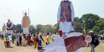 PM મોદીની જનસભા પહેલા કોલકાતામાં TMC-BJP વચ્ચે ઘર્ષણ, પથ્થરમારામાં ભાજપના જિલ્લા પ્રમુખ ઈજાગ્રસ્ત | …