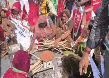 રાંધણ ગેસમાં કાળાબજારી! થરાદમાં રસ્તા પર ‘વિરોધના રોટલા’ ટીપી કોંગ્રેસની મહિલા કાર્યકરોએ કર્યો હલ્લા…