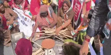 રાંધણ ગેસમાં કાળાબજારી! થરાદમાં રસ્તા પર ‘વિરોધના રોટલા’ ટીપી કોંગ્રેસની મહિલા કાર્યકરોએ કર્યો હલ્લા…