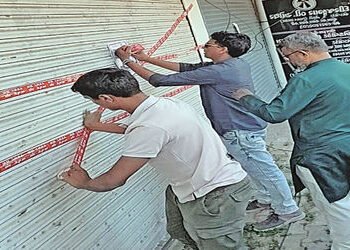 કરમસદ- આણંદ મનપા દ્વારા બાકી વેરો ભરપાઇ ન કરતા વધુ 19 દુકાનો સીલ કરી | Karamsad Anand Municipal Corp…