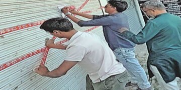 કરમસદ- આણંદ મનપા દ્વારા બાકી વેરો ભરપાઇ ન કરતા વધુ 19 દુકાનો સીલ કરી | Karamsad Anand Municipal Corp…