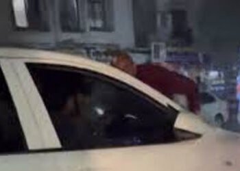 નિકોલમાં આધેડ બોનેટ ઉપર હતા ને કાર અડધો કિલોમિટર ભગાવી | Ewe mwan mi nefinen ier non Nikol a nom won…