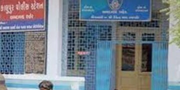 ધનાસુથારની પોળમાં સ્થાનિક લોકોએ કંટાળીને દારૂ પીતા લોકોને પકડયા | local resident has raided on liqui…